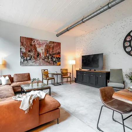 Beautiful Design 2 Bedroom Loft Appartement *
